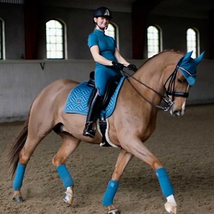 Hest rider med Equestrian Stockholm hut Amalfi blå