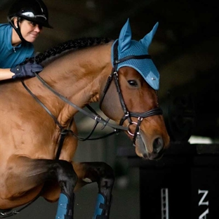 Hest springer med Equestrian Stockholm hut Amalfi blå