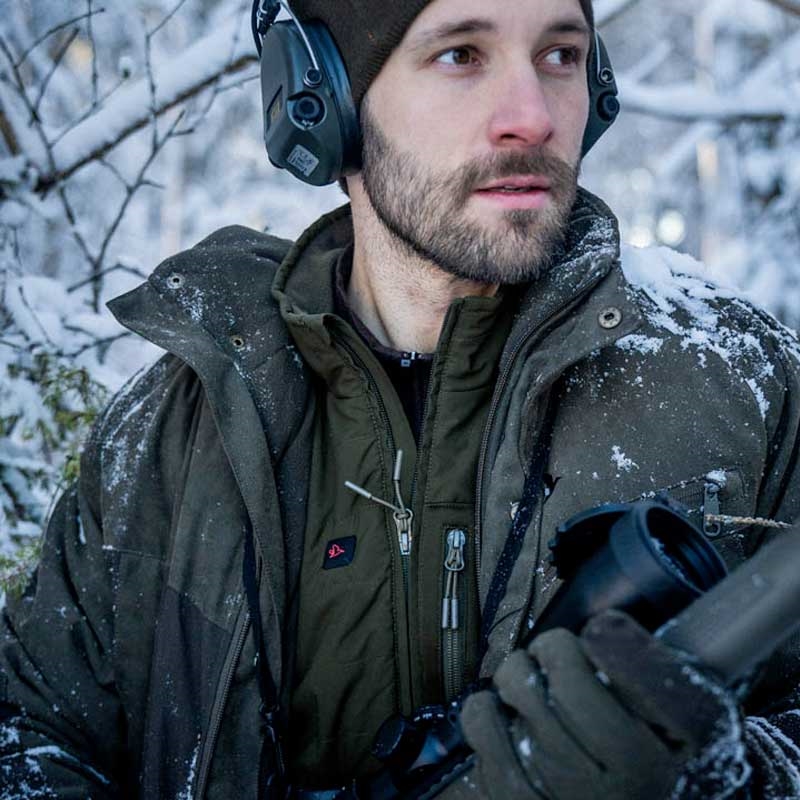 Jæger i sne med Seeland heat celsius vest