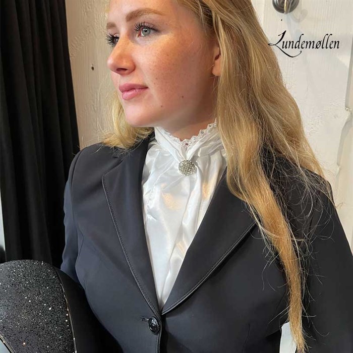 Equestrian Stockholm plastron Queen hos Lundemøllen