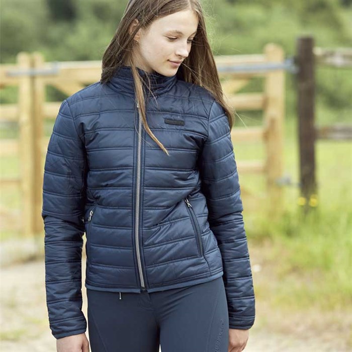 Harris quilted jakke fra Equipage på pige i navy