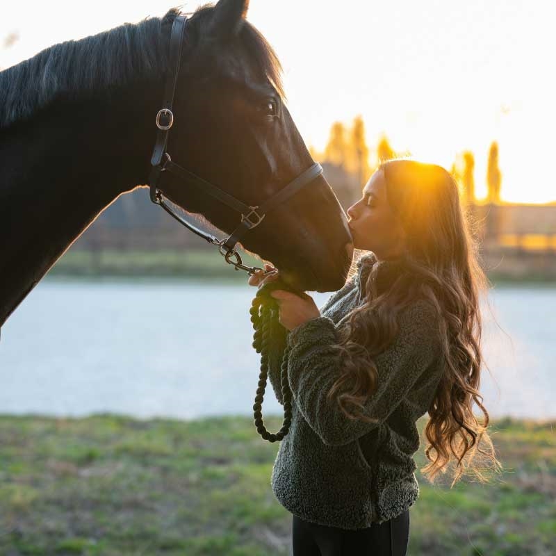 Rytter med hest i solnedgang og Equipage Joelle fleece forest