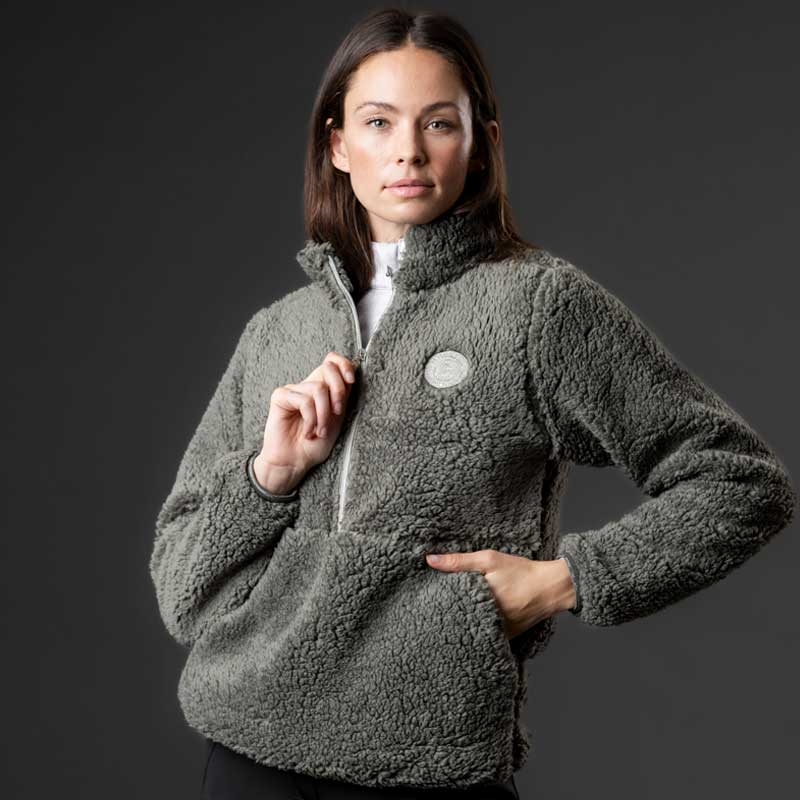 Rytter står med Equipage Joelle teddyfleece forest grøn