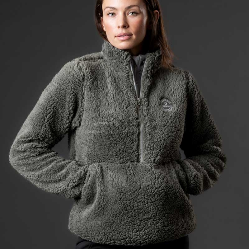 Rytter står med hænder i lommer Joelle teddyfleece Equipage forest