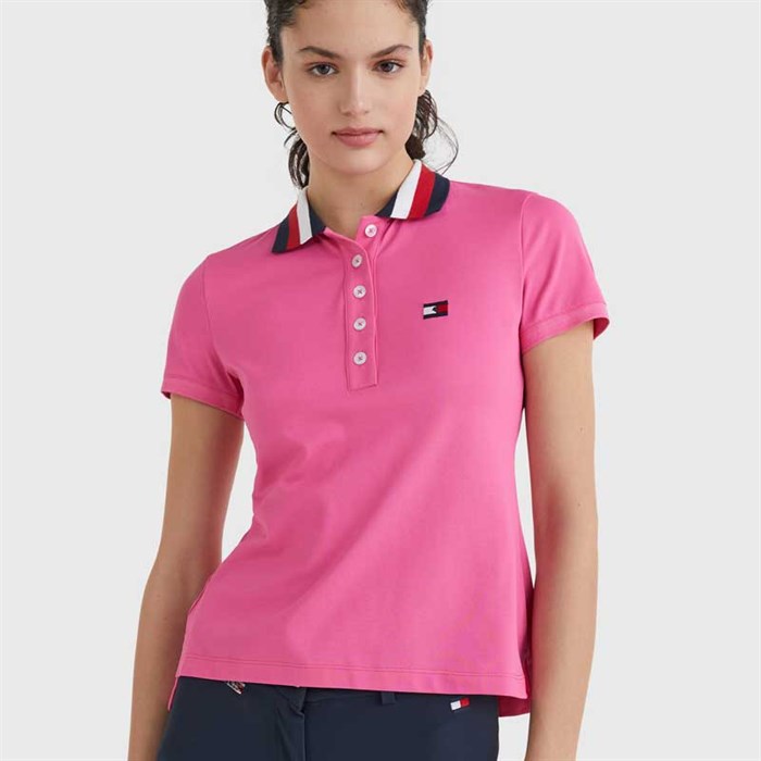 Radiant pink polo på rytter forfra